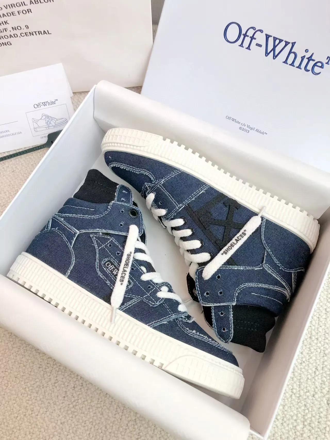 Men's shoes💰620 OFF WHITE ⚡️Couple style⚡️🍓New color🍓 The latest spring model of Gaobang street casual Martin style masterpiece, released the highest quality version on the market 👊 Series original mold opening, original lasting, production technology 1:1 original ➰🔜The best choice for more and more celebrities and Internet celebrities🔸In the classics Changes in the code🔸Innovate in the trend🔸Strive to break away from the shackles of bad street design🔝Although he is not the originator of fashion design, he is definitely a shining dark horse in avant-garde design🐴🆙Do not follow the trend🔅Not universal beauty🔅 Fabric💯First-layer cowhide Lining💯Imported skin-friendly and environmentally friendly polyester mesh Foot pads💯Original molded high-elastic environmentally friendly molding pads Midsole💯Original sleeve lasting process Outsole💯Rubber outsole Packaging💯Official website synchronizes a full set of packaging (brand wrapping paper, brand certificate, brand bag) code number 35-44, 45 customized